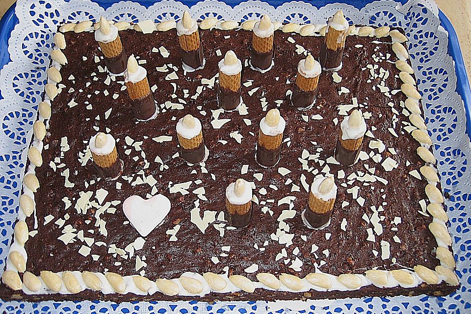 Bunter Geburtstagskuchen mit Waffelröllchen-Mandel-Kerzen Bunter Geburtstagskuchen mit Waffelröllchen-Mandel-Kerzen