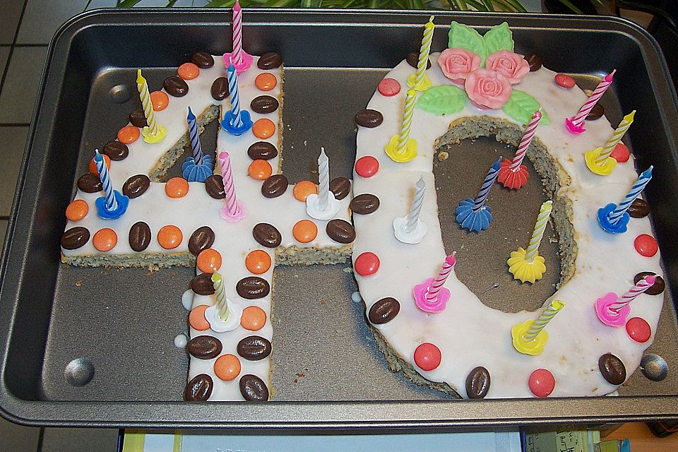 Bunter Geburtstagskuchen mit Waffelröllchen-Mandel-Kerzen Bunter Geburtstagskuchen mit Waffelröllchen-Mandel-Kerzen