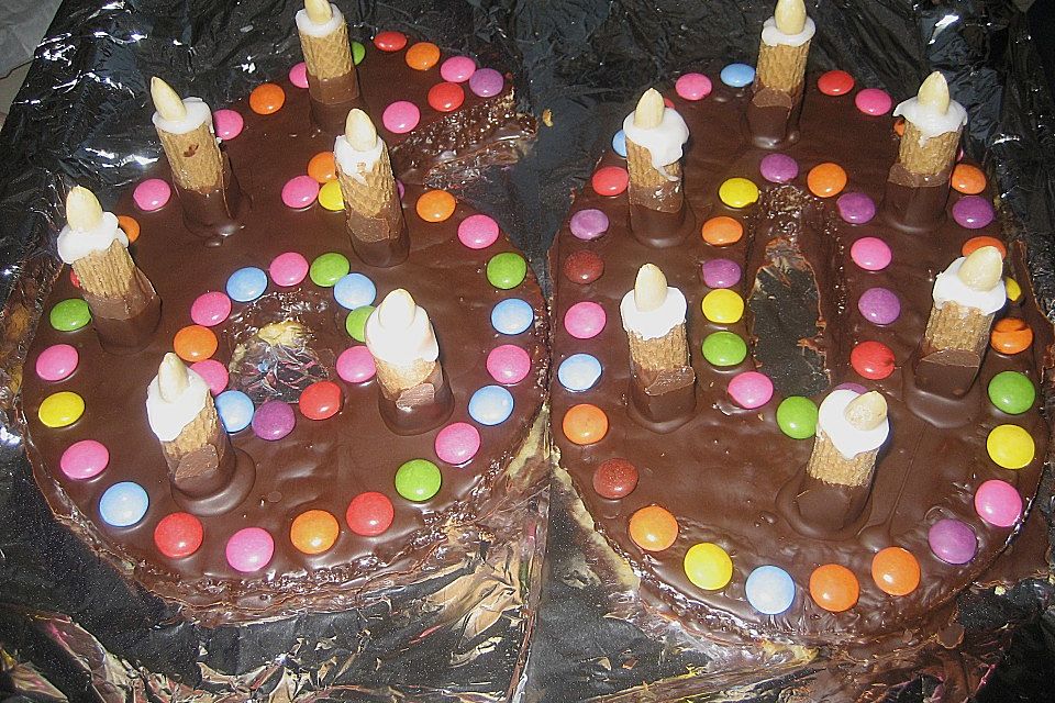 Bunter Geburtstagskuchen mit Waffelröllchen-Mandel-Kerzen Bunter Geburtstagskuchen mit Waffelröllchen-Mandel-Kerzen