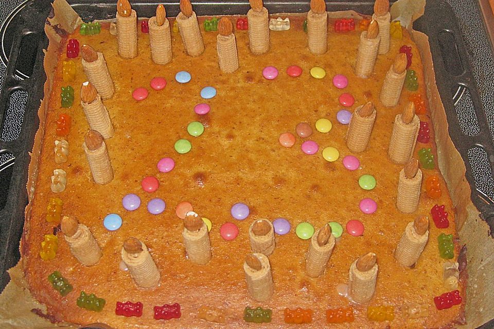 Bunter Geburtstagskuchen mit Waffelröllchen-Mandel-Kerzen Bunter Geburtstagskuchen mit Waffelröllchen-Mandel-Kerzen