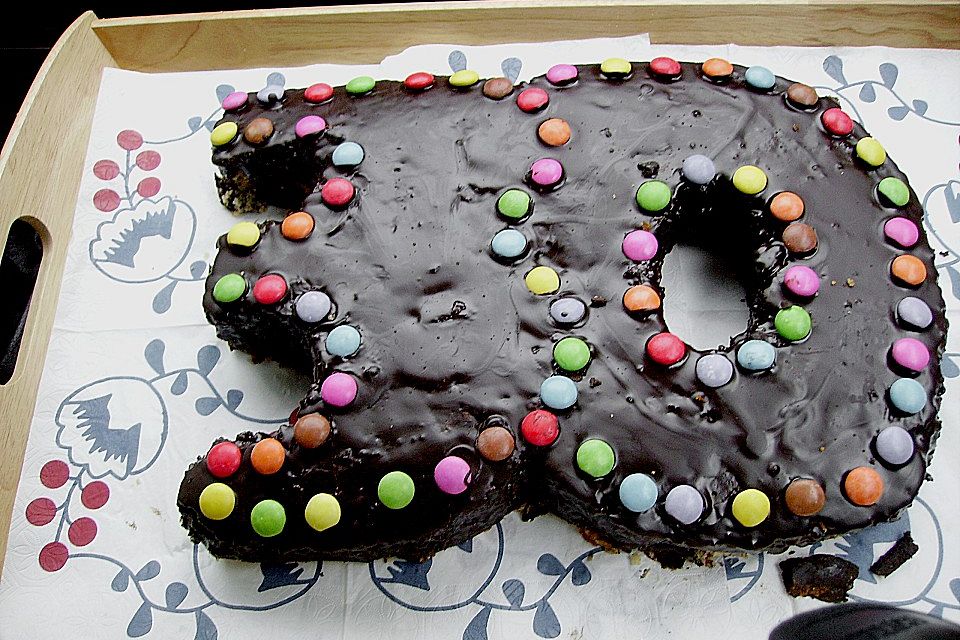 Bunter Geburtstagskuchen mit Waffelröllchen-Mandel-Kerzen Bunter Geburtstagskuchen mit Waffelröllchen-Mandel-Kerzen
