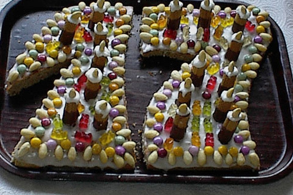 Bunter Geburtstagskuchen mit Waffelröllchen-Mandel-Kerzen Bunter Geburtstagskuchen mit Waffelröllchen-Mandel-Kerzen