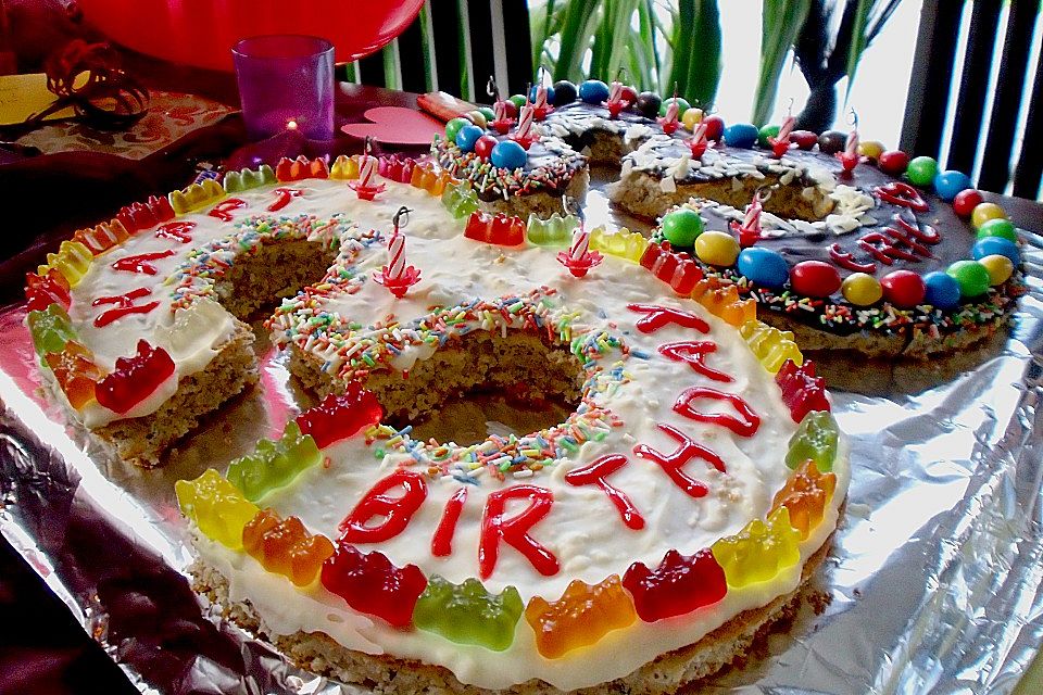 Bunter Geburtstagskuchen mit Waffelröllchen-Mandel-Kerzen Bunter Geburtstagskuchen mit Waffelröllchen-Mandel-Kerzen