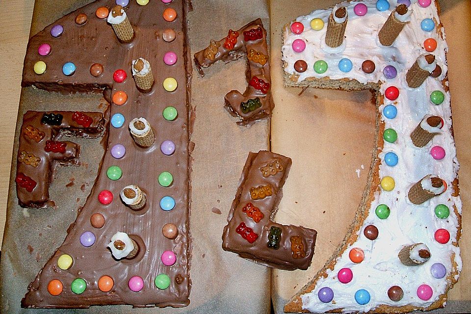 Bunter Geburtstagskuchen mit Waffelröllchen-Mandel-Kerzen Bunter Geburtstagskuchen mit Waffelröllchen-Mandel-Kerzen