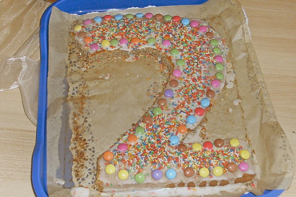 Bunter Geburtstagskuchen mit Waffelröllchen-Mandel-Kerzen Bunter Geburtstagskuchen mit Waffelröllchen-Mandel-Kerzen