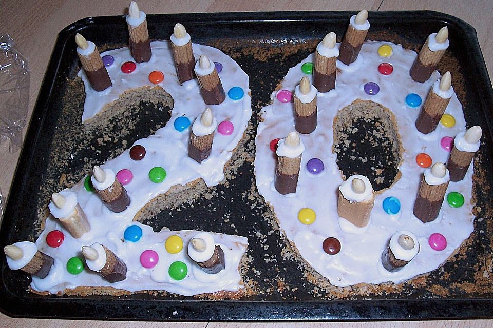 Bunter Geburtstagskuchen mit Waffelröllchen-Mandel-Kerzen Bunter Geburtstagskuchen mit Waffelröllchen-Mandel-Kerzen