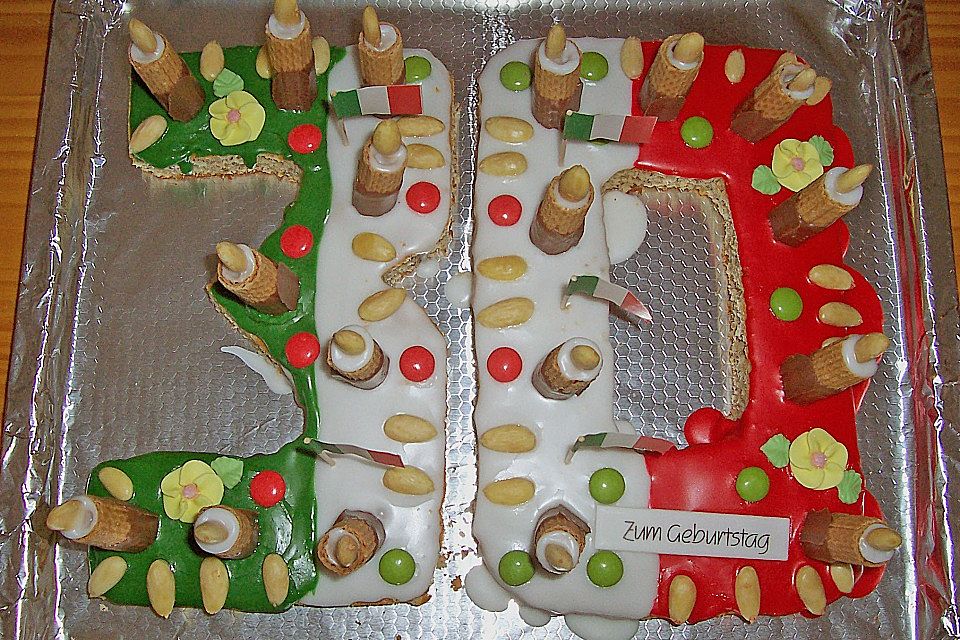 Bunter Geburtstagskuchen mit Waffelröllchen-Mandel-Kerzen Bunter Geburtstagskuchen mit Waffelröllchen-Mandel-Kerzen