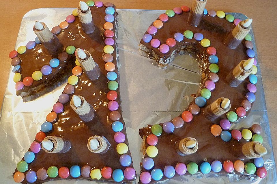 Bunter Geburtstagskuchen mit Waffelröllchen-Mandel-Kerzen Bunter Geburtstagskuchen mit Waffelröllchen-Mandel-Kerzen