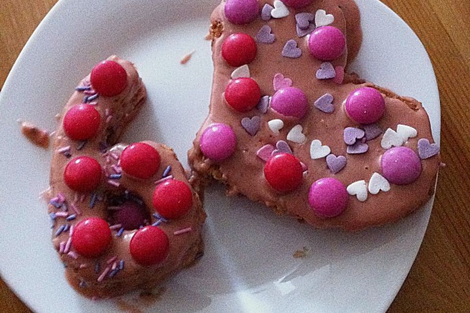 Bunter Geburtstagskuchen mit Waffelröllchen-Mandel-Kerzen Bunter Geburtstagskuchen mit Waffelröllchen-Mandel-Kerzen
