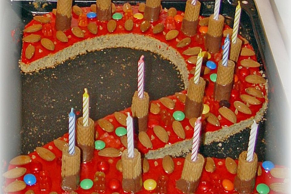 Bunter Geburtstagskuchen mit Waffelröllchen-Mandel-Kerzen Bunter Geburtstagskuchen mit Waffelröllchen-Mandel-Kerzen