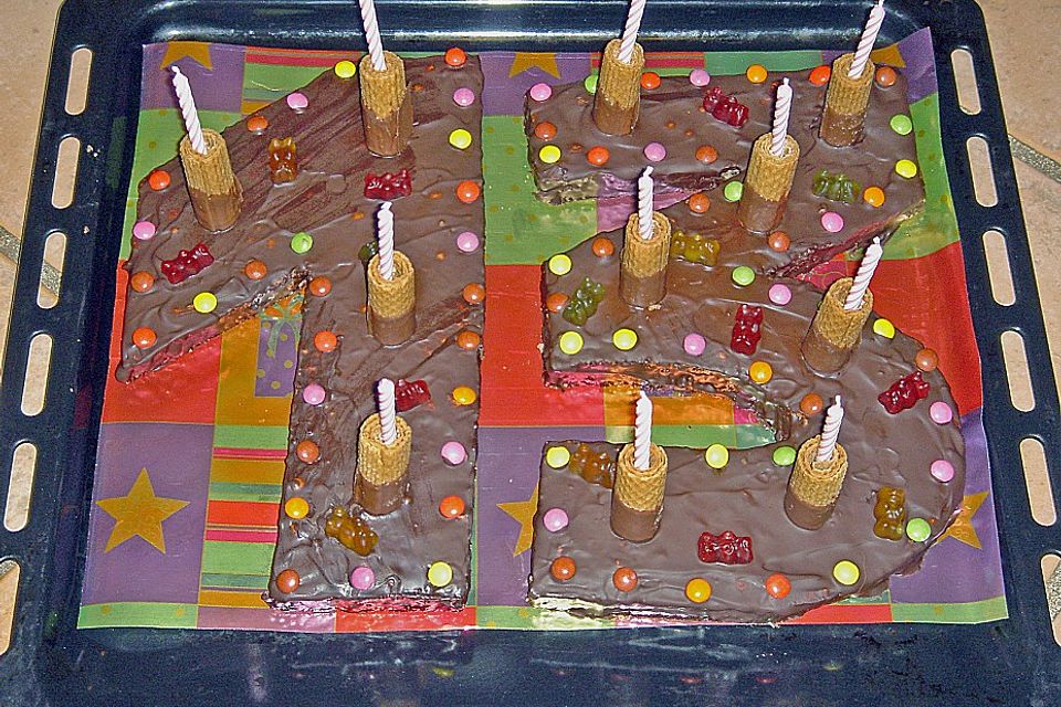 Bunter Geburtstagskuchen mit Waffelröllchen-Mandel-Kerzen Bunter Geburtstagskuchen mit Waffelröllchen-Mandel-Kerzen