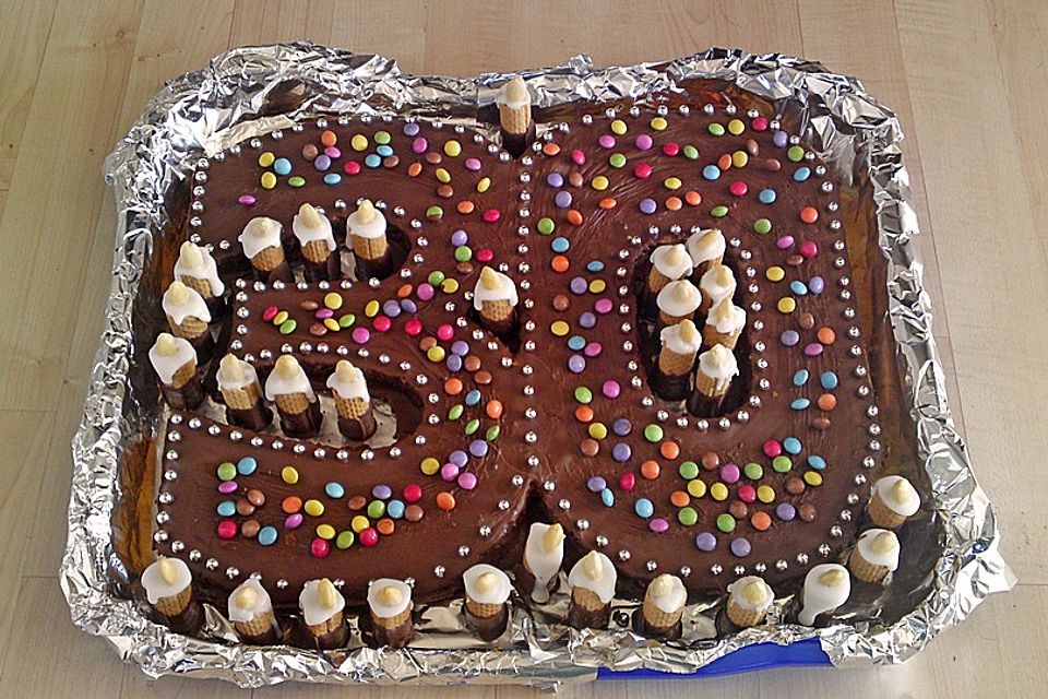 Bunter Geburtstagskuchen mit Waffelröllchen-Mandel-Kerzen Bunter Geburtstagskuchen mit Waffelröllchen-Mandel-Kerzen