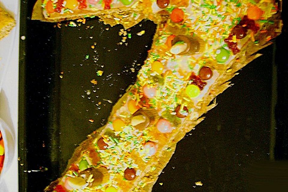 Bunter Geburtstagskuchen mit Waffelröllchen-Mandel-Kerzen Bunter Geburtstagskuchen mit Waffelröllchen-Mandel-Kerzen
