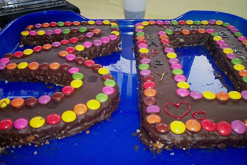 Bunter Geburtstagskuchen mit Waffelröllchen-Mandel-Kerzen Bunter Geburtstagskuchen mit Waffelröllchen-Mandel-Kerzen