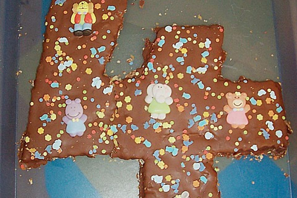 Bunter Geburtstagskuchen mit Waffelröllchen-Mandel-Kerzen Bunter Geburtstagskuchen mit Waffelröllchen-Mandel-Kerzen