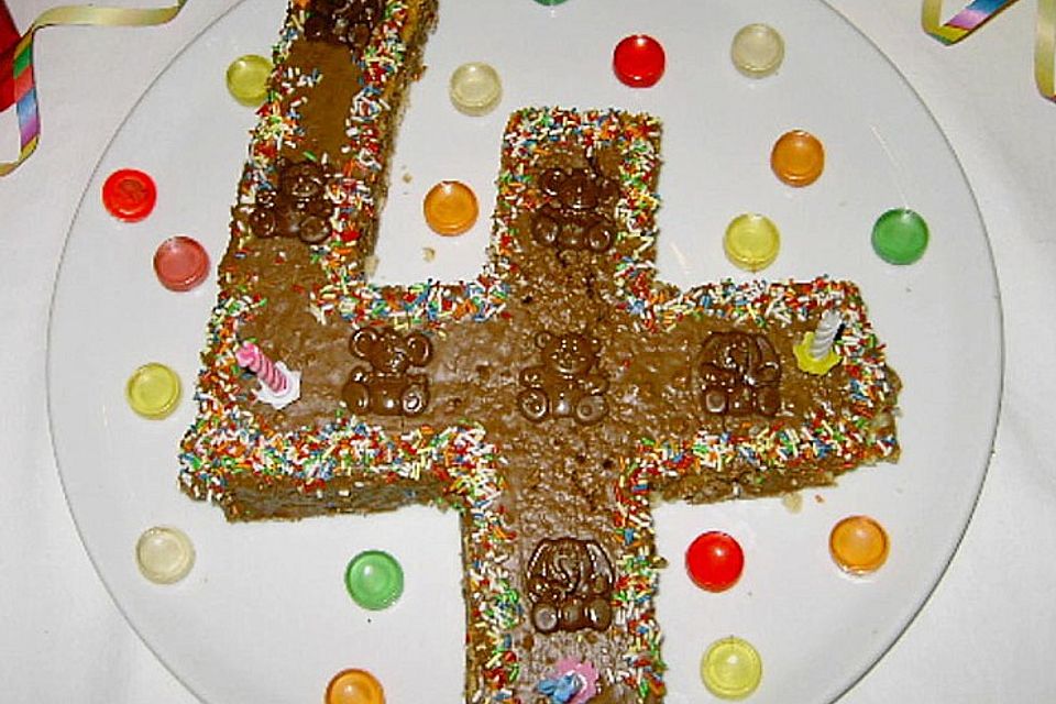 Bunter Geburtstagskuchen mit Waffelröllchen-Mandel-Kerzen Bunter Geburtstagskuchen mit Waffelröllchen-Mandel-Kerzen