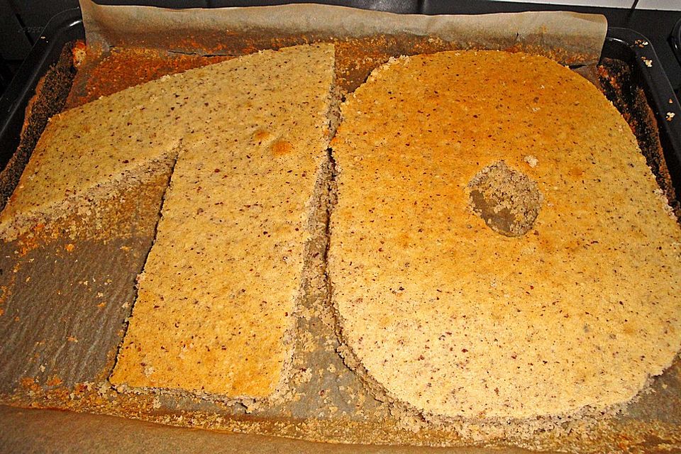 Bunter Geburtstagskuchen mit Waffelröllchen-Mandel-Kerzen Bunter Geburtstagskuchen mit Waffelröllchen-Mandel-Kerzen