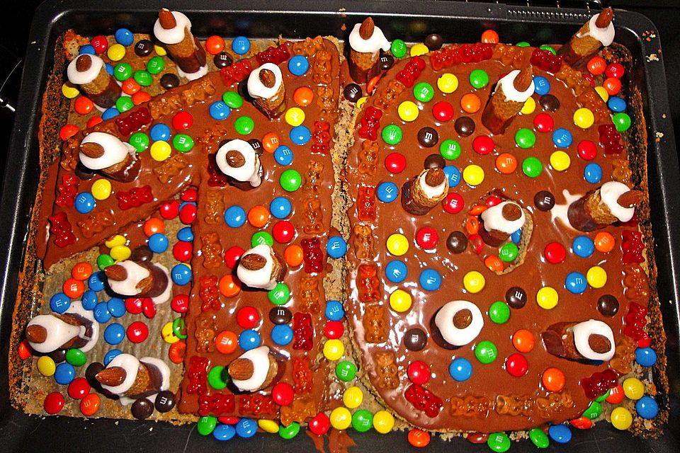 Bunter Geburtstagskuchen mit Waffelröllchen-Mandel-Kerzen Bunter Geburtstagskuchen mit Waffelröllchen-Mandel-Kerzen