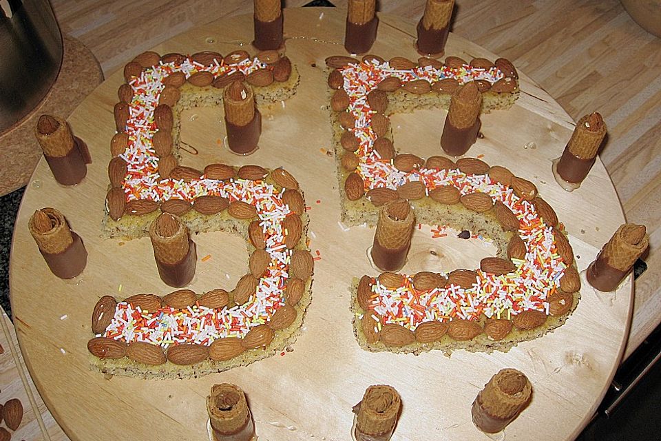Bunter Geburtstagskuchen mit Waffelröllchen-Mandel-Kerzen Bunter Geburtstagskuchen mit Waffelröllchen-Mandel-Kerzen