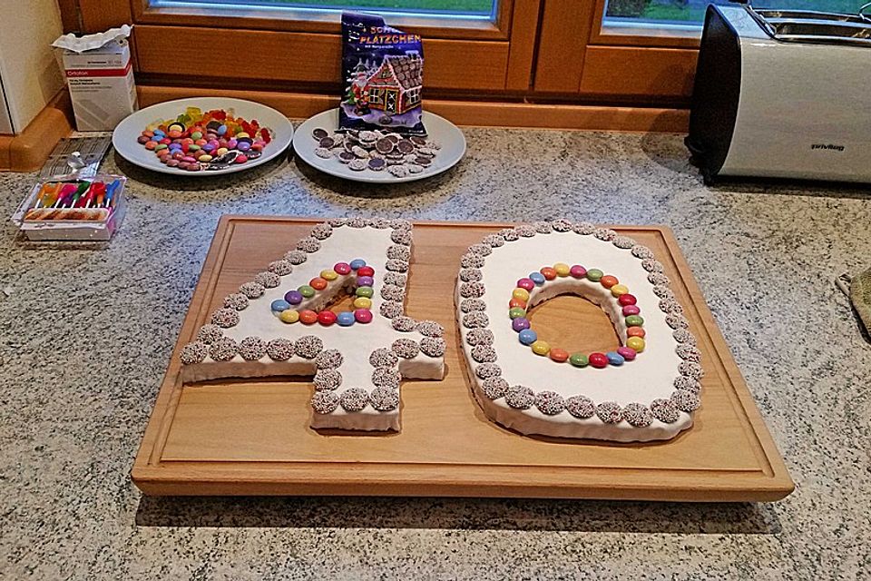Bunter Geburtstagskuchen mit Waffelröllchen-Mandel-Kerzen Bunter Geburtstagskuchen mit Waffelröllchen-Mandel-Kerzen
