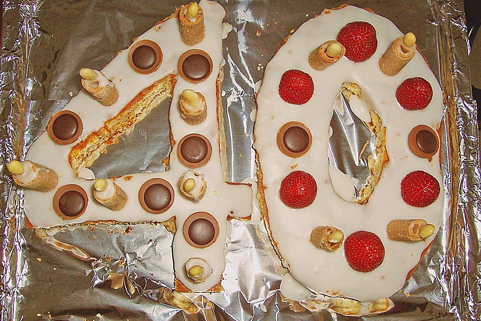 Bunter Geburtstagskuchen mit Waffelröllchen-Mandel-Kerzen Bunter Geburtstagskuchen mit Waffelröllchen-Mandel-Kerzen