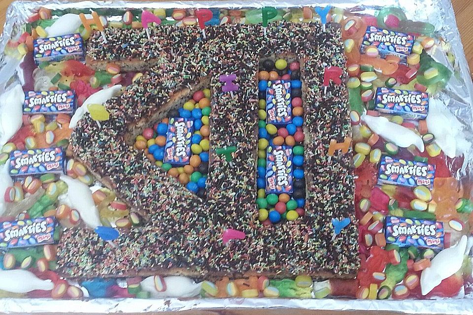 Bunter Geburtstagskuchen mit Waffelröllchen-Mandel-Kerzen Bunter Geburtstagskuchen mit Waffelröllchen-Mandel-Kerzen