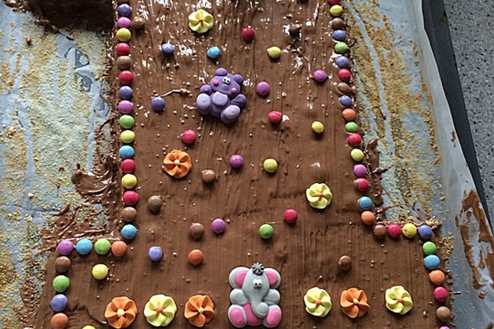 Bunter Geburtstagskuchen mit Waffelröllchen-Mandel-Kerzen Bunter Geburtstagskuchen mit Waffelröllchen-Mandel-Kerzen