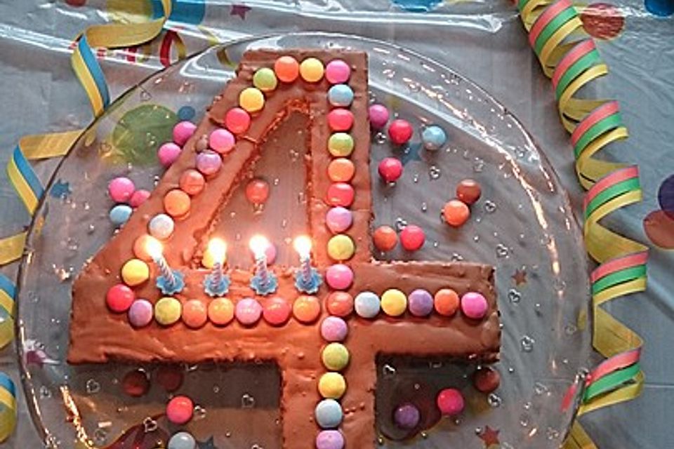 Bunter Geburtstagskuchen mit Waffelröllchen-Mandel-Kerzen Bunter Geburtstagskuchen mit Waffelröllchen-Mandel-Kerzen