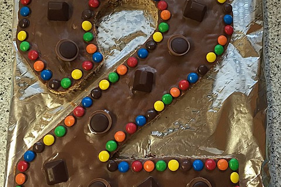 Bunter Geburtstagskuchen mit Waffelröllchen-Mandel-Kerzen Bunter Geburtstagskuchen mit Waffelröllchen-Mandel-Kerzen