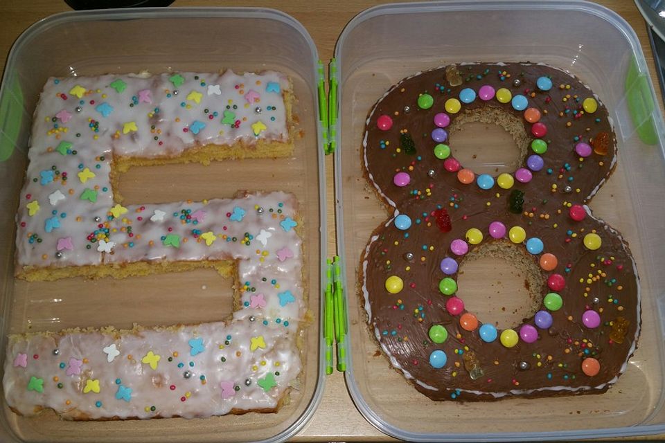 Bunter Geburtstagskuchen mit Waffelröllchen-Mandel-Kerzen Bunter Geburtstagskuchen mit Waffelröllchen-Mandel-Kerzen