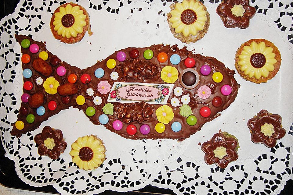Bunter Geburtstagskuchen mit Waffelröllchen-Mandel-Kerzen Bunter Geburtstagskuchen mit Waffelröllchen-Mandel-Kerzen