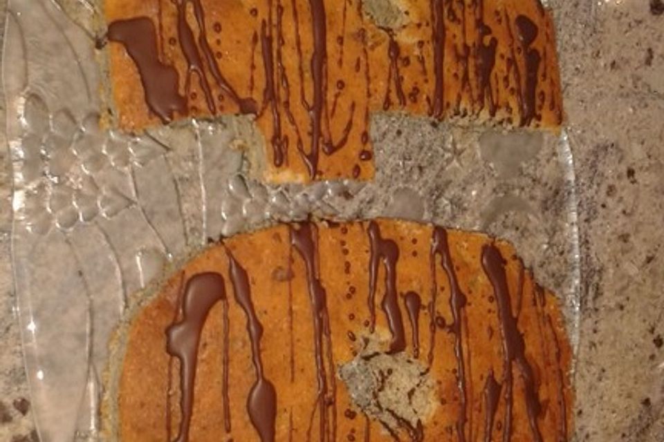 Bunter Geburtstagskuchen mit Waffelröllchen-Mandel-Kerzen Bunter Geburtstagskuchen mit Waffelröllchen-Mandel-Kerzen