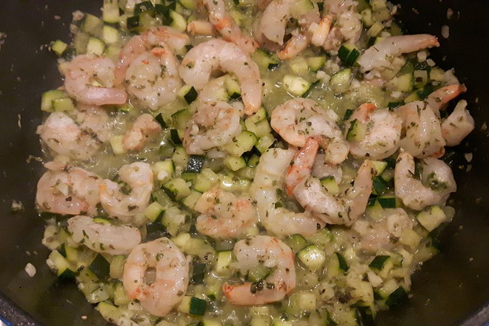 Pasta mit Zucchini-Shrimps-Sauce