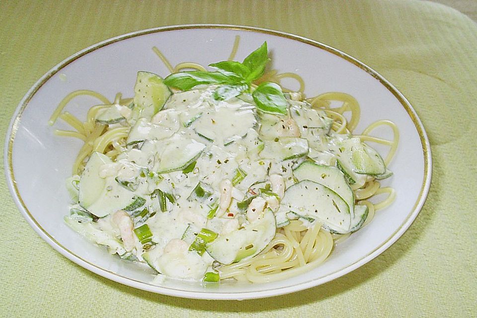 Pasta mit Zucchini-Shrimps-Sauce