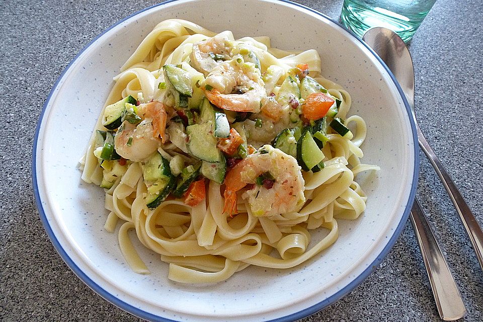 Pasta mit Zucchini-Shrimps-Sauce