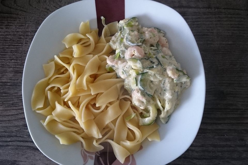 Pasta mit Zucchini-Shrimps-Sauce