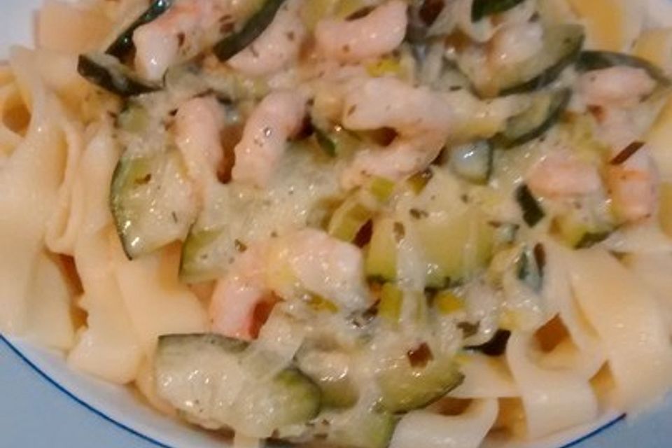 Pasta mit Zucchini-Shrimps-Sauce