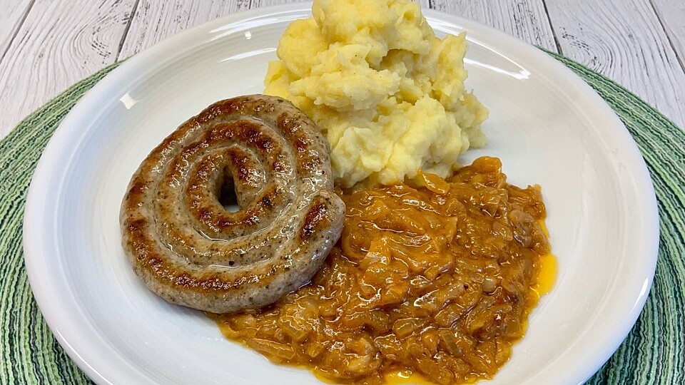 Bratwurstschnecken, Zwiebelsauce und Kartoffelstampf von Mooreule| Chefkoch