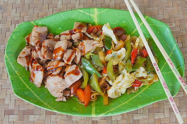 Pfannengerührte Hühnerbrust mit bunten Nudeln von dieter_sedlaczek ...