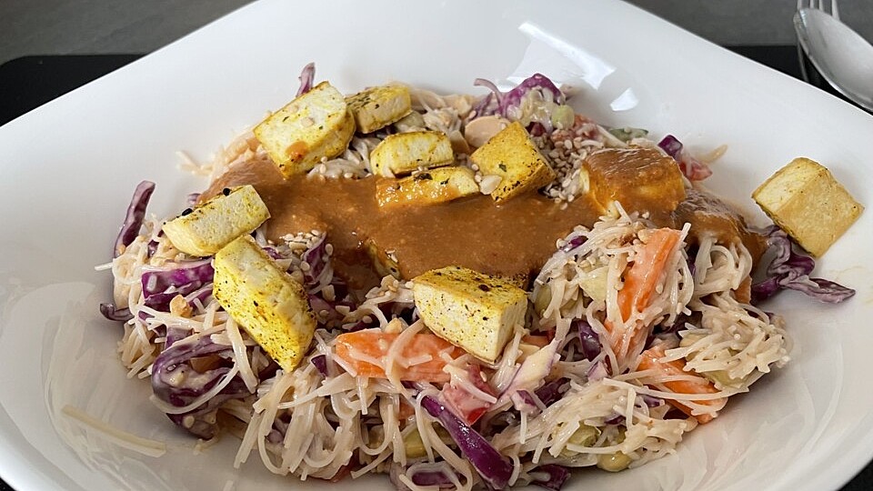 Asia Nudelsalat mit Tofu und Erdnuss-Dressing von Xariki| Chefkoch Asia Nudelsalat mit Tofu und Erdnuss-Dressing von Xariki| Chefkoch