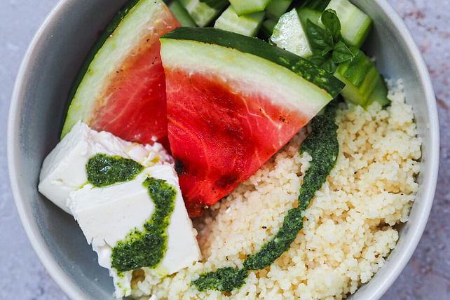 Buddha Bowl mit gegrillter Wassermelone und Feta-Käse von bowlowl ...