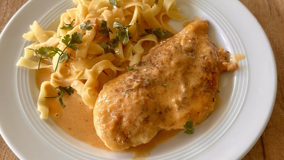 Hähnchenbrust in Paprika-Knoblauch-Sahne-Sauce von Guido77652| Chefkoch