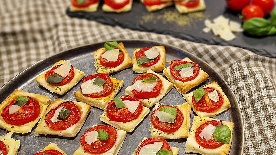 Mediterrane Blätterteig-Häppchen von Henglein