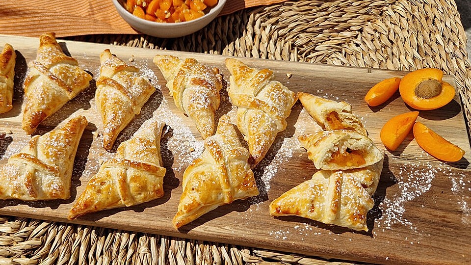 Blätterteig-Taschen mit Aprikosen-Nuss-Füllung von Henglein| Chefkoch