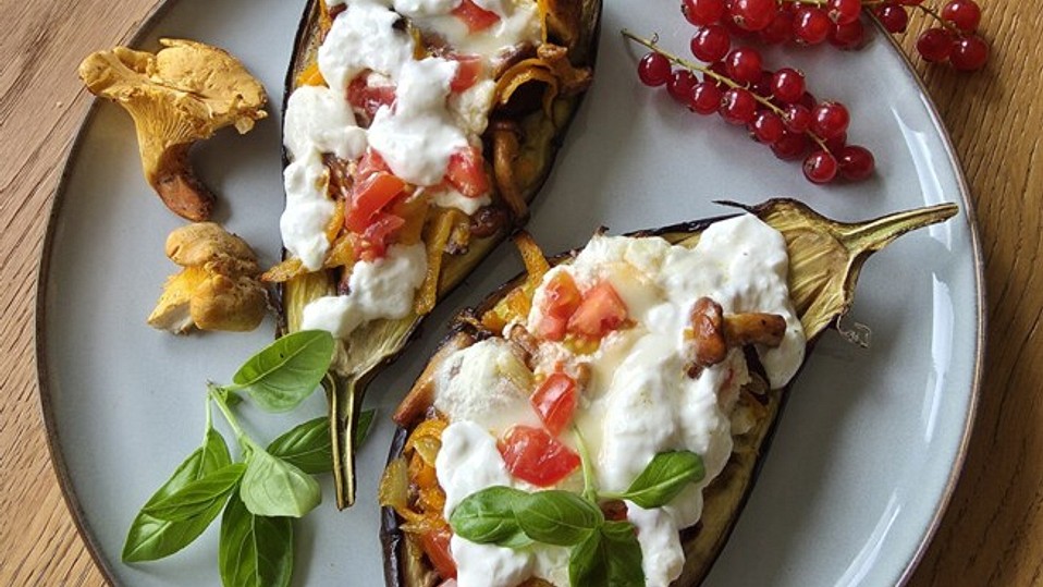 Auberginen-Schiffchen mit Pilz-Möhren-Füllung und Burrata von Tanüschka ... Auberginen-Schiffchen mit Pilz-Möhren-Füllung und Burrata von Tanüschka ...