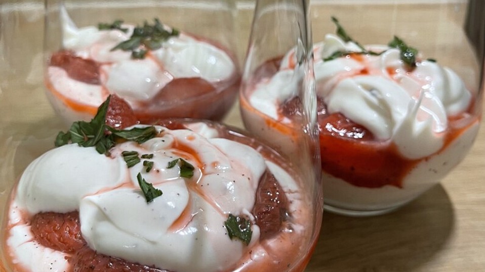 Joghurtcreme mit Sumach-Erdbeeren und Minze von uenel_kadir