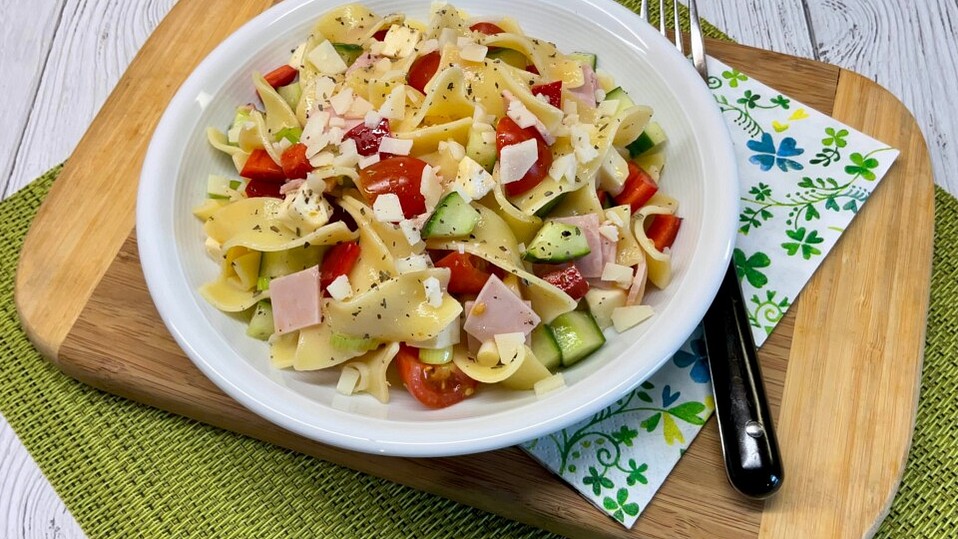 Bandnudelsalat &amp;quot;leicht und lecker&amp;quot; von Mooreule