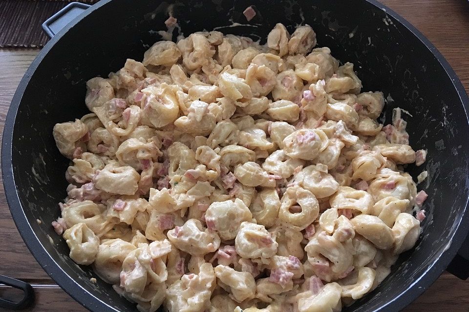 Tortellini mit Schinken - Käse - Sauce