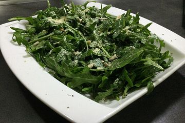 Rucola - Basilikum - Salat mit Pinienkernen und Parmesan
