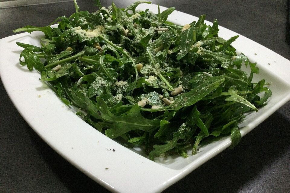 Rucola - Basilikum - Salat mit Pinienkernen und Parmesan